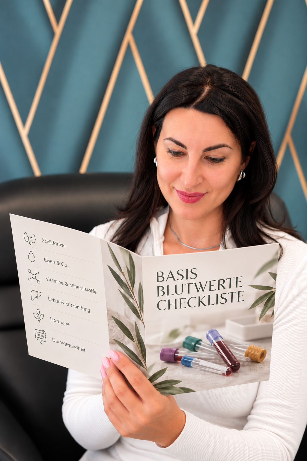 Maria liest die Basis-Blutwerte-Checkliste